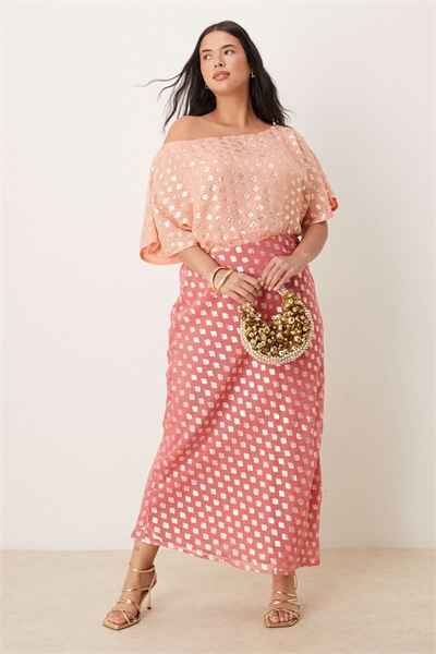 Макси-платье Tilly с открытыми плечами и металлическим блеском артикул 143824912