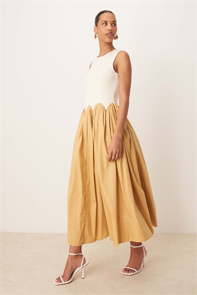 Платье средней длины с асимметричным подолом артикул 143768261