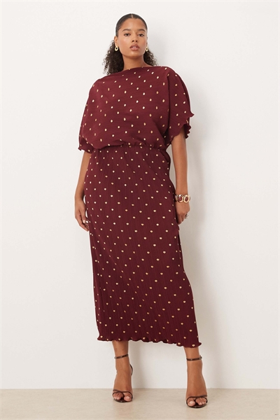 Макси-платье Tilly с металлическим плиссированным верхом и открытыми плечами, бордовое артикул 151270708