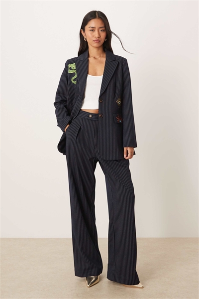 Широкие брюки с зауженными штанинами, темно-синие в тонкую полоску артикул 152557240