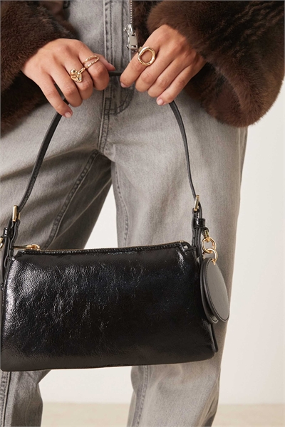 Сумка через плечо из лакированной кожи черного цвета артикул 151865353