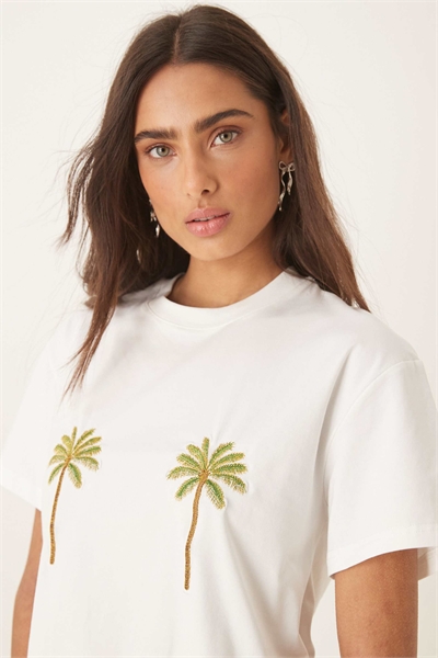 Футболка с вышитой пальмой на груди артикул 143768273