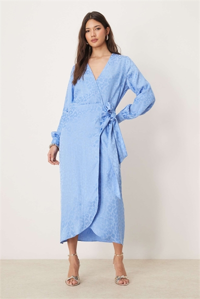 Атласное платье-миди с тиснением, пудрово-голубого цвета артикул 142352952