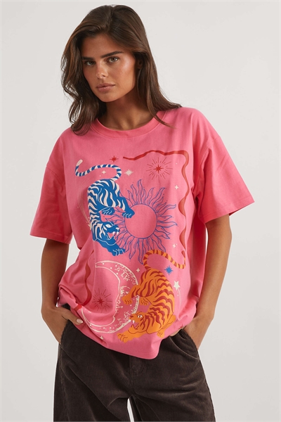 Футболка с изображением счастливого тигра артикул 156136290