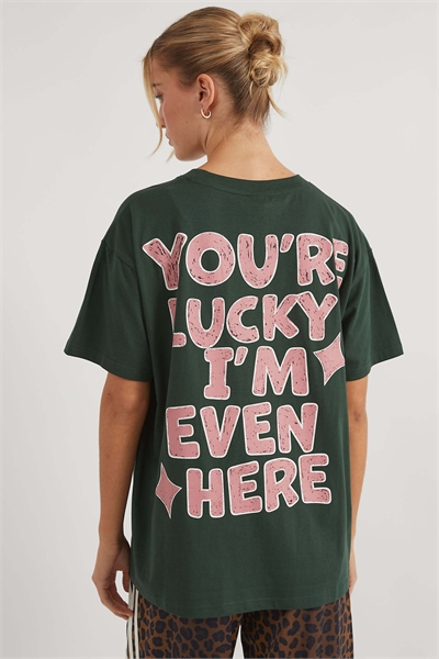 Футболка с надписью «Тебе повезло, что я вообще здесь» артикул 156136314