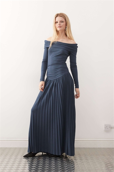 Макси-платье с длинными рукавами, отложными бретелями, рюшами, заниженной талией и плиссировкой из коллекции «Field of Dreams» артикул 153114608