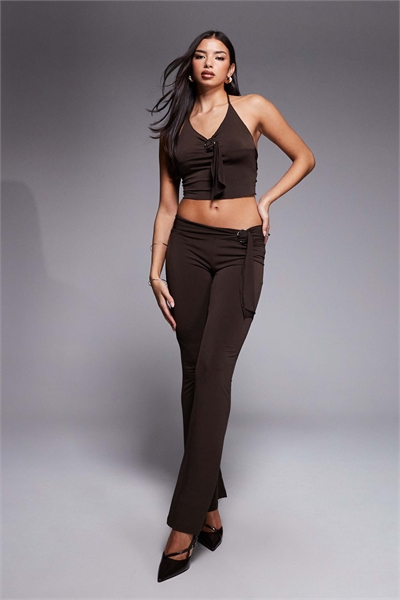 Брюки расклешенного кроя с металлической фурнитурой и ремешком на поясе от Siofra co-ord артикул 153530835