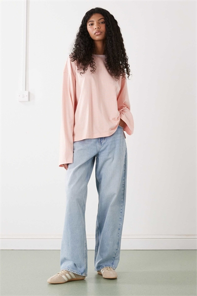 Объемная футболка с длинными рукавами и боковыми разрезами артикул 154322671