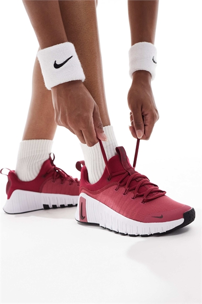 Бесплатные кроссовки Metcon 6 артикул 147133104