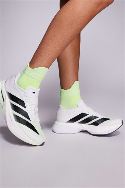 Adidas Running Adizero Boston 13 в белом и черном цветах артикул 142349437