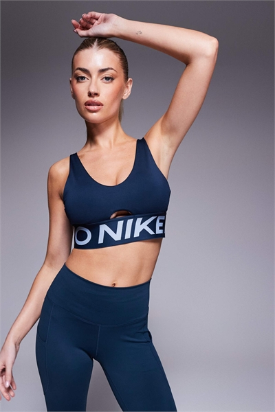Спортивный бюстгальтер Nike Pro Training Indy Dri-FIT Plunge с легкой поддержкой артикул 139796496