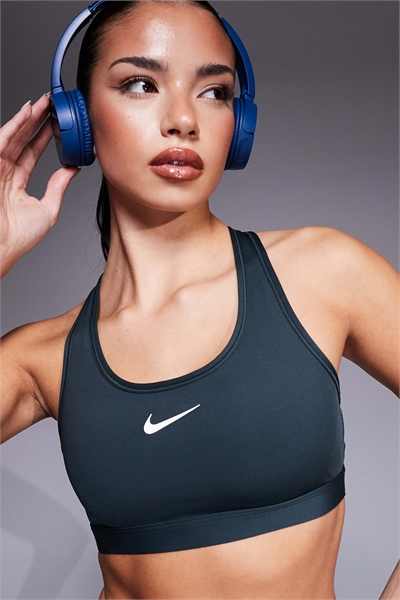 Спортивный бюстгальтер Swoosh со средней степенью поддержки артикул 147133097