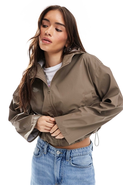 Короткая прорезиненная дождевая куртка с капюшоном артикул 147829897