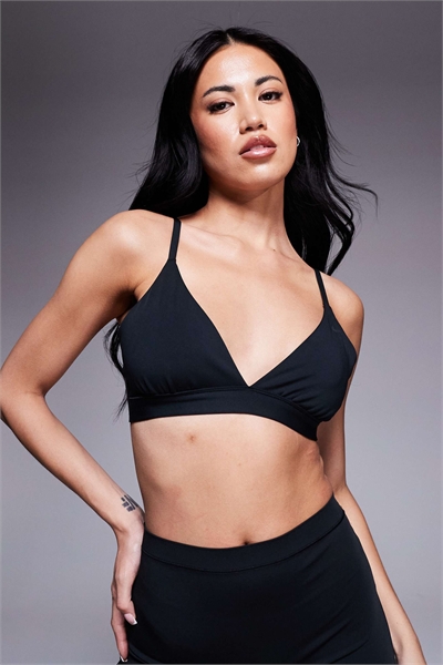 Спортивный бюстгальтер с легкой поддержкой в форме треугольника, черный цвет артикул 139796469