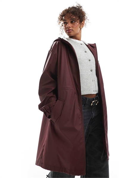 Контрастная прорезиненная дождевая куртка с акцентами артикул 142205771