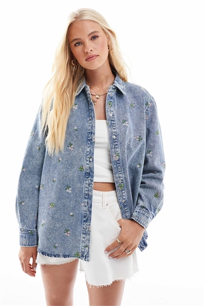 Джинсовая рубашка с цветочной вышивкой артикул 141244307