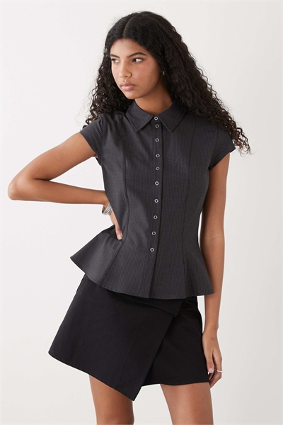 Пуговица на верхней части рубашки артикул 154840118