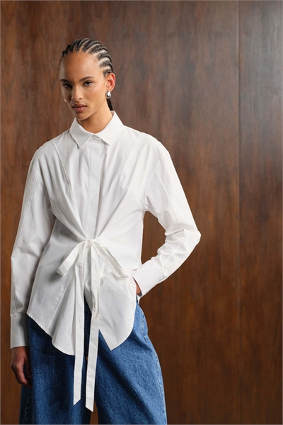 Рубашка с регулируемой затяжкой на спине артикул 148893428