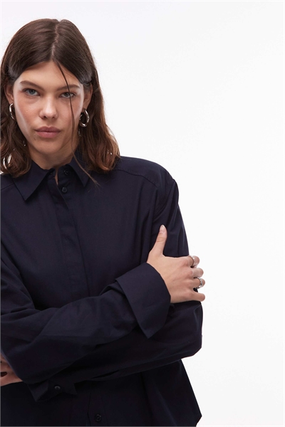 Рубашка с загнутым подолом и плечевыми накладками артикул 149888311