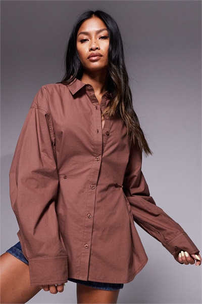 Рубашка с затянутой на талии пуговичной деталью артикул 148670166