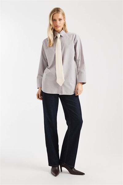 Рубашка с объемными плечевыми накладками и атласным галстуком артикул 153814505