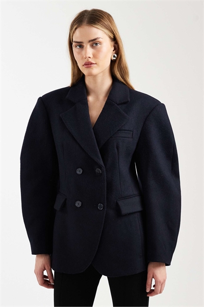 Блейзер из шерсти с рукавами-коконами и зауженной талией, скроенный по фигуре артикул 150529259