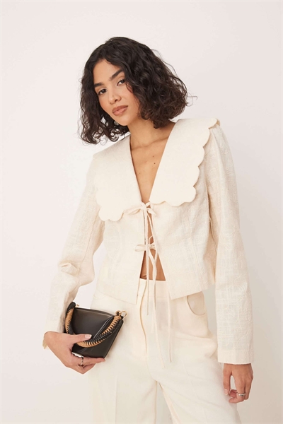 Жакет с воротником-хомутом и завязками спереди, скроенный по фигуре артикул 140859954