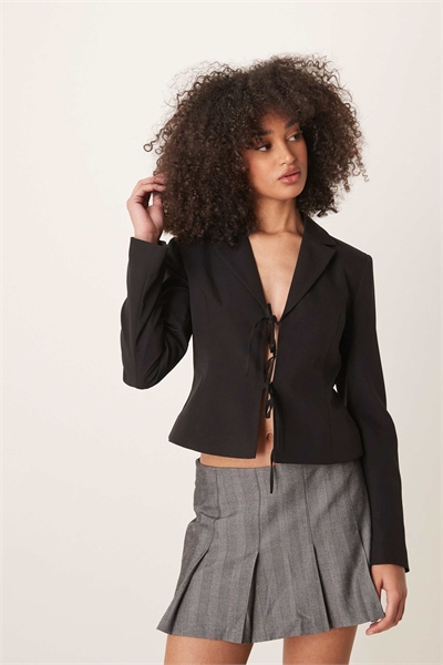 Короткий приталенный блейзер с завязками спереди в виде бантика артикул 141737504