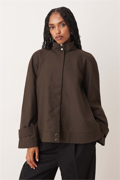 Свинг-куртка с высоким воротником и рукавами реглан, скроенная по фигуре артикул 143082158