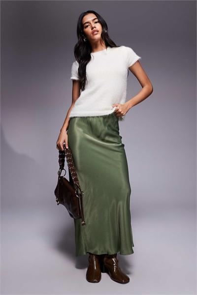 Макси-юбка из атласа с косой отрезкой артикул 153321679