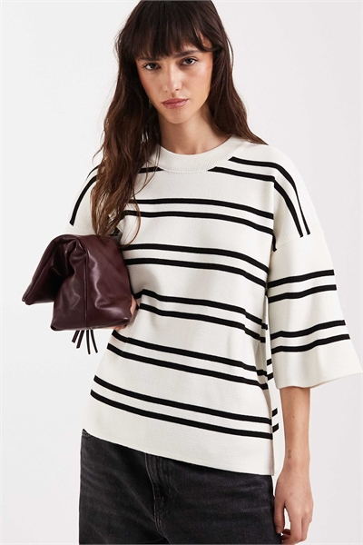 Вязаная полосатая футболка свободного кроя с четкой структурой артикул 155642664