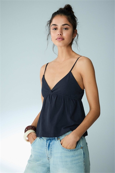 Топ с рюшами на бретелях артикул 156335978