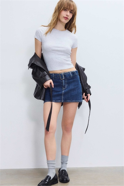 Джинсовая юбка-шорты с ремнем артикул 156290041