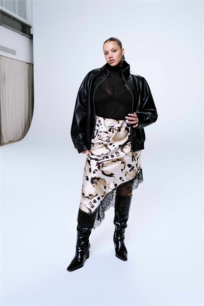 ASOS DESIGN Curve: юбка из атласа с асимметричной кружевной отделкой артикул 154335334