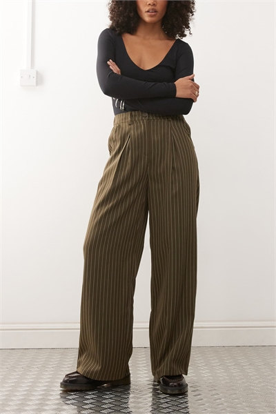 Брюки свободного кроя с высокой талией артикул 146737282