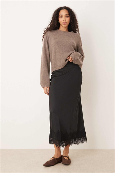 Атласная юбка макси с кружевной отделкой артикул 152834409