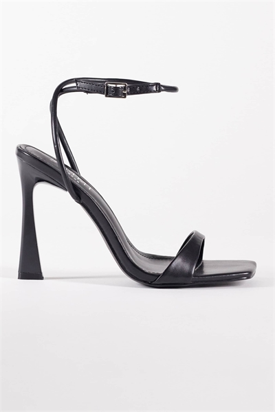 Simmi London — сандалии Kareena с широкой колодкой и едва заметным каблуком артикул 154264623