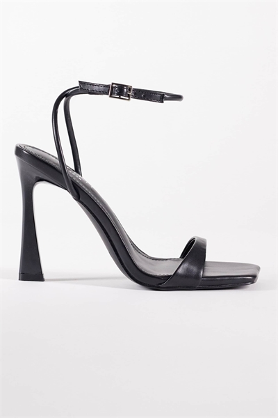 Simmi London: сандалии на каблуке с открытой пяткой от Kareena артикул 154231253