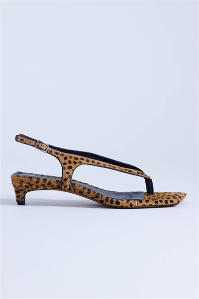 Сандалии Sunshine на среднем каблуке с ремешком между пальцами артикул 152941528