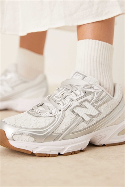 Кроссовки с кружевом 740 артикул 146835549