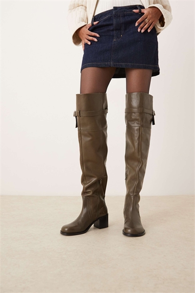 Кожаные сапоги выше колена с каблуком от Kensington артикул 147258900