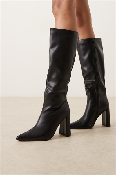 Сапоги с заостренными носками артикул 147662618