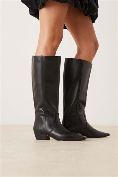 Кожаные ботинки до колен с заостренным носком от Calais артикул 149540830