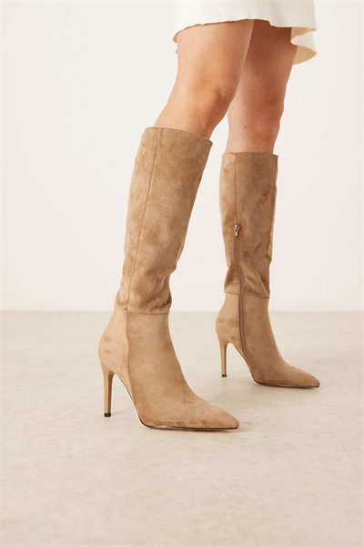 Ботинки на каблуке с заостренным носком из замши цвета слоновой кости артикул 149431057