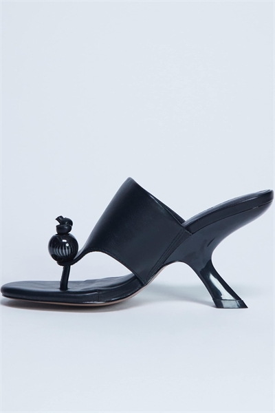 Босоножки-муле на каблуке с открытым носком и бисерной отделкой от Isai артикул 144913783