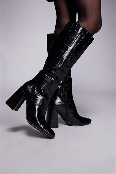 Ботинки до колен с блочным каблуком в черном цвете под крокодил артикул 147786005