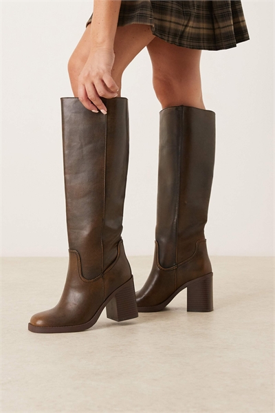 Каскадные сапоги на каблуке до колена, коричневого цвета с полированной поверхностью артикул 147199130