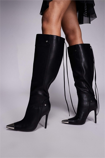 Изысканные ботфорты на шпильке с заостренным металлическим носком черного цвета артикул 147786000