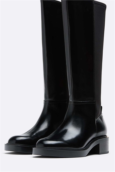 Широкая посадка. Плоские сапоги в стиле конного спорта черного цвета. артикул 152839653