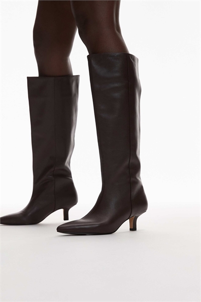 Ботинки из натуральной кожи на высоком каблуке с замшевой подкладкой темно-коричневого цвета артикул 150205034